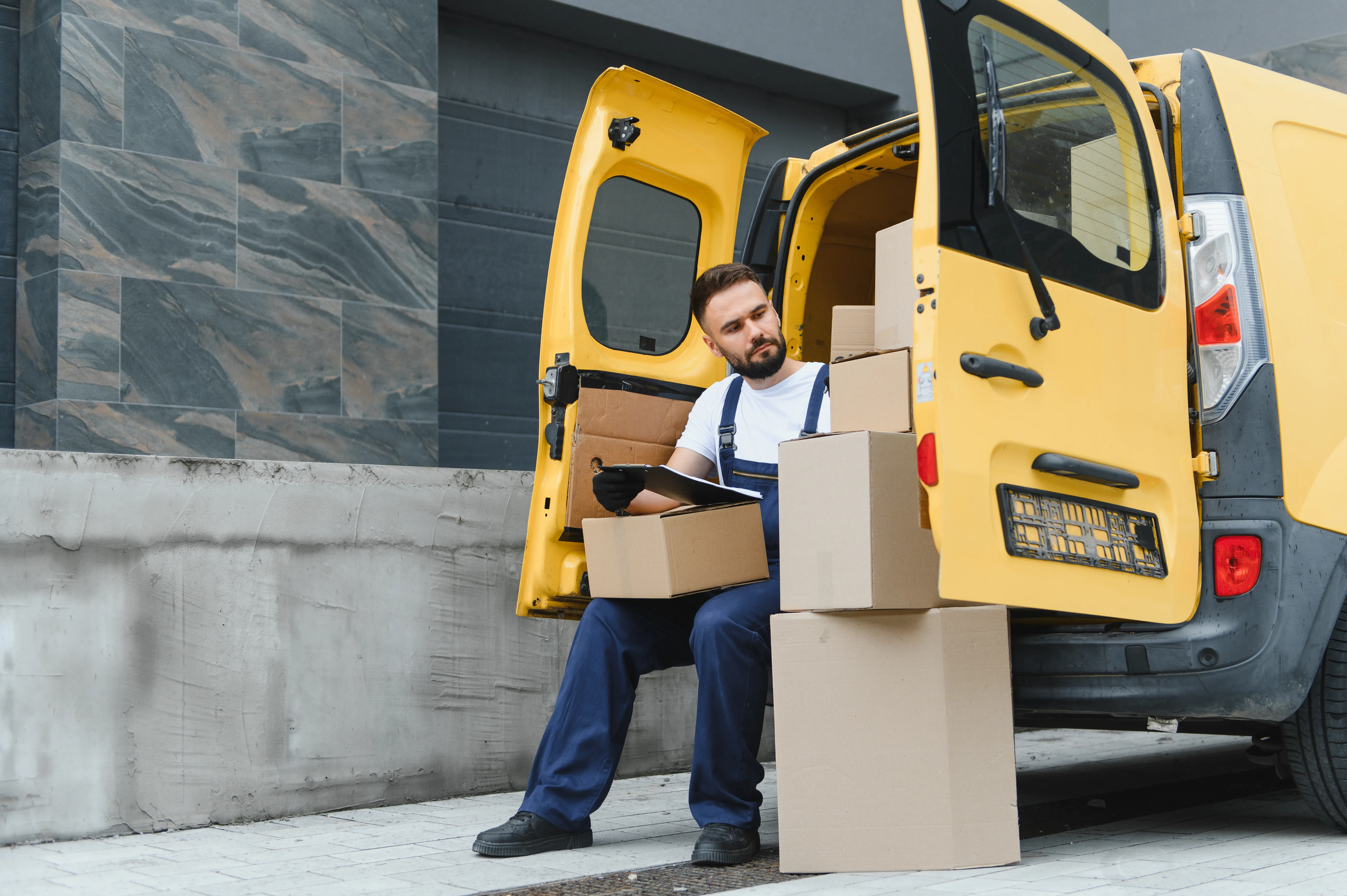 فحص شاحنة شركة نقل العفش في دمياط