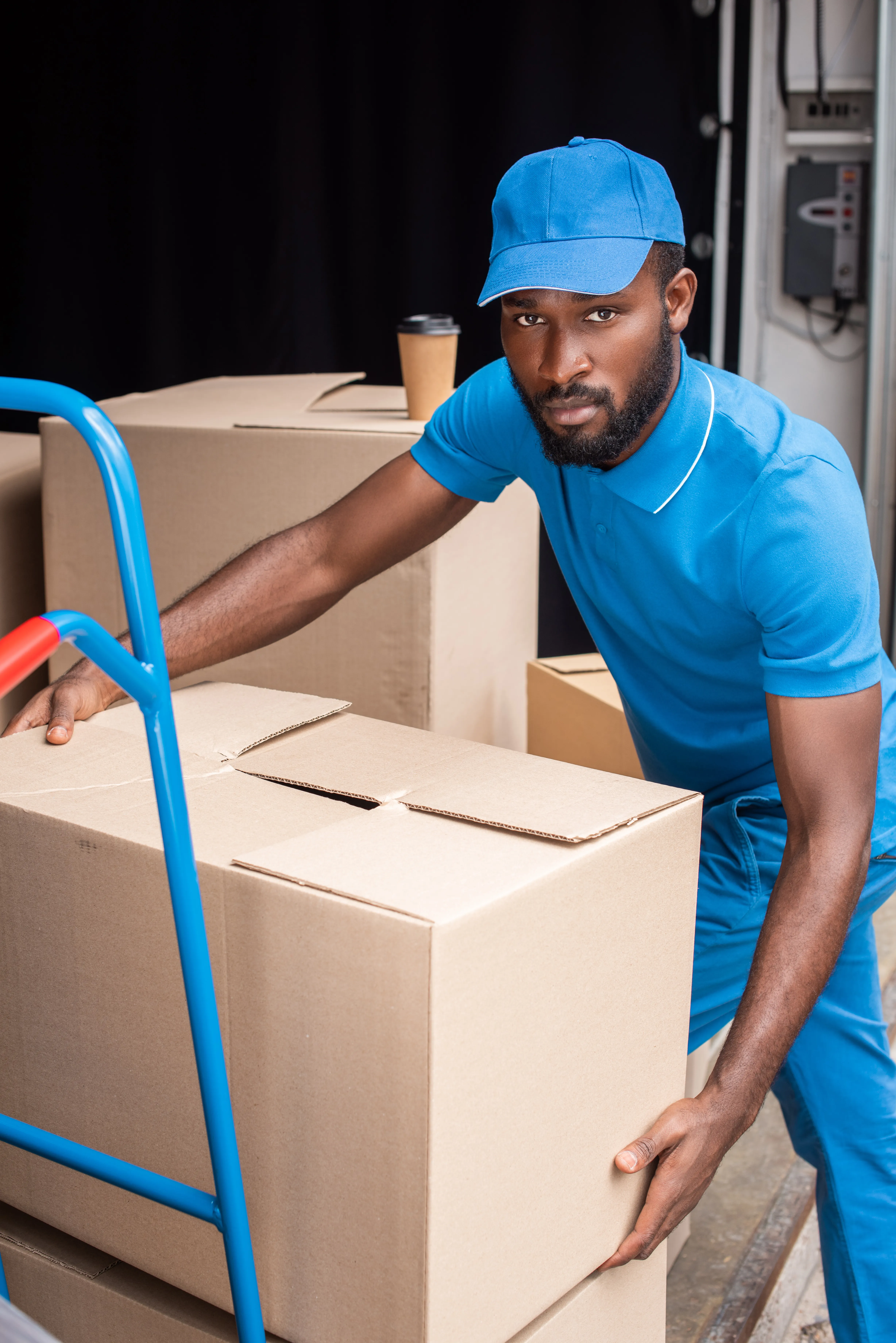 عامل يحمل صناديق العفش في دمياط